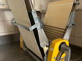 une machine posée sur le comptoir d'une cuisine