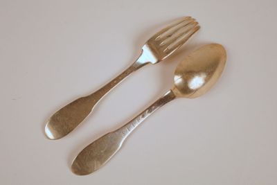 deux cuillères et une fourchette en argent sur une table