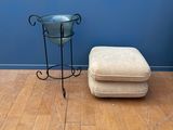 un petit tabouret sur lequel est posé un bol, à côté d'une petite table