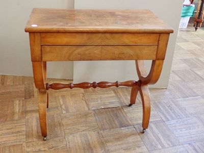Table à ouvrage en noyer et placage de noyer ouvrant à un ab…