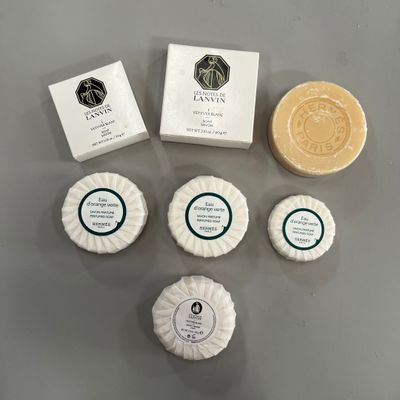 quatre pains de savon, des pains de savon et un porte-savon posés sur une table