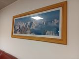 une photo accrochée au mur d'une salle d'attente