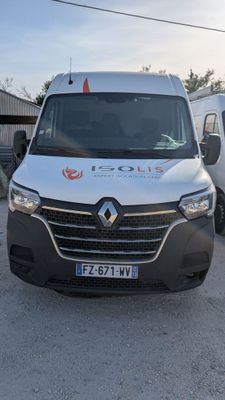 une camionnette blanche garée à côté d'une camionnette blanche