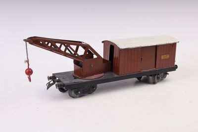 un wagon de train miniature muni d'une grue