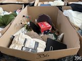 une boîte en carton remplie de toutes sortes d'objets, posée par terre