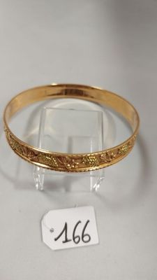 un gros plan sur un bracelet en or avec une étiquette de prix