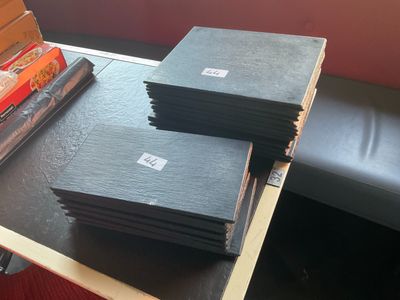 beaucoup de livres sur une table dans une pièce