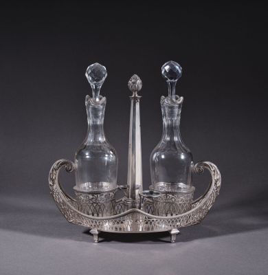 une paire de carafes en verre plaquées argent et un bougeoir