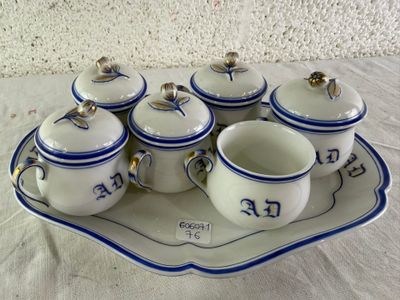 un plateau posé sur une table, sur lequel se trouvent des tasses et des soucoupes