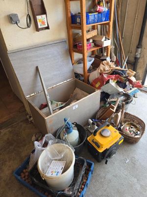 un coffre ouvert posé au milieu d'un garage