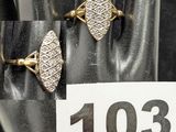 deux bagues à une main, avec une étiquette indiquant le prix