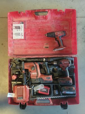 une caisse à outils rouge avec des outils sur le sol