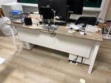 un bureau sur lequel sont posés deux écrans d'ordinateur