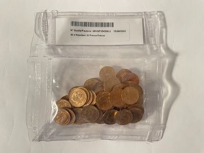 un sac de pièces posé sur une table à côté d'un code-barres