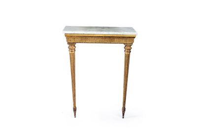 une petite table avec un plateau en marbre et des pieds en bois