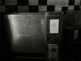 un micro-ondes posé sur le comptoir d'une cuisine