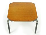 une petite table en bois avec des pieds en métal et un plateau en bois