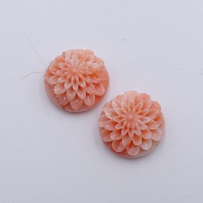 paire de cabochons en forme de fleurs roses sur fond blanc