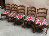 quatre chaises en bois ornées d'Union Jacks
