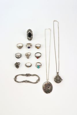 beaucoup de bijoux en argent sur une surface blanche