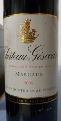 une bouteille de vin posée sur une table