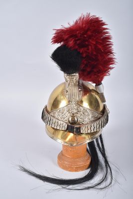 un casque doré surmonté d'une plume rouge