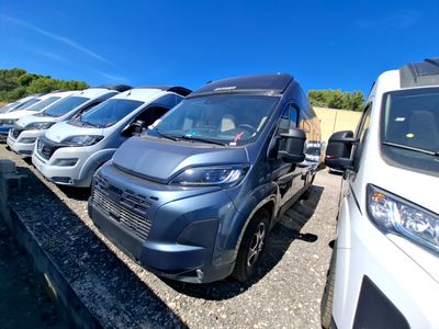 beaucoup de voitures garées sur un parking
