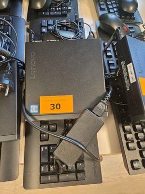 un grand nombre d'appareils électroniques posés sur une table