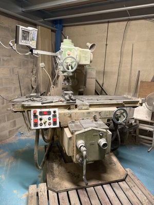 une machine qui se trouve dans une pièce où il y a beaucoup de bois