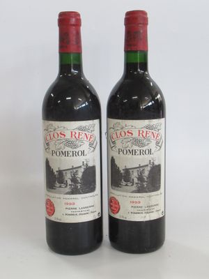deux bouteilles de vin rouge posées l'une à côté de l'autre sur une surface blanche