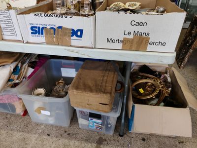de nombreuses boîtes posées sur une étagère dans une pièce