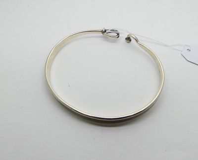 un gros plan d'un bracelet en argent muni d'une étiquette
