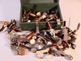 une boîte verte remplie d'une multitude de montres de toutes sortes