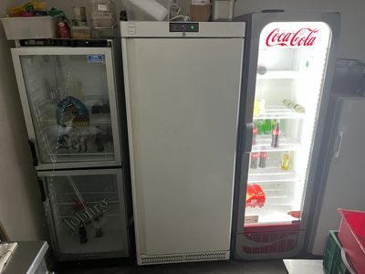 un réfrigérateur et un congélateur dans une petite pièce