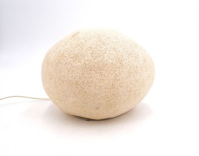une boule blanche à laquelle est attachée une ficelle