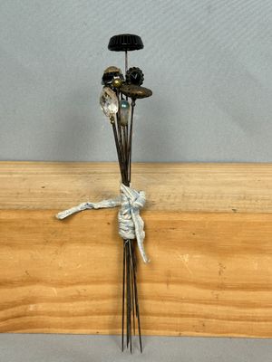 un tas de brindilles attachées à un morceau de bois