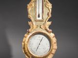une horloge accrochée au mur