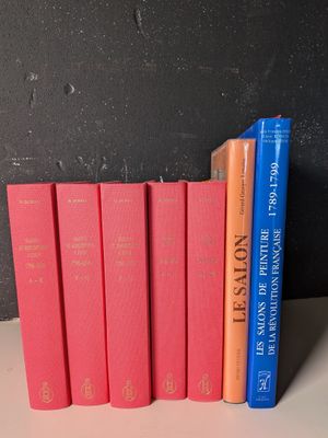 Plusieurs livres sont alignés les uns à côté des autres sur une table