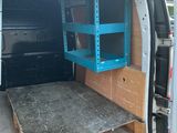 une camionnette équipée d'un lit à l'arrière