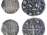 trois pièces d'argent ornées d'une croix au recto et d'une croix au verso