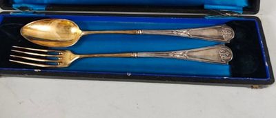 deux fourchettes et une cuillère dans un étui bleu
