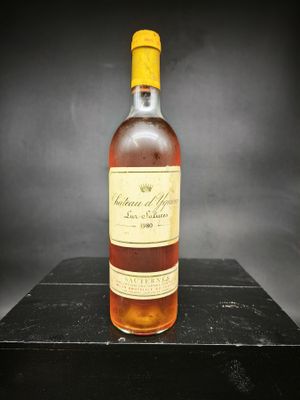 une bouteille de whisky posée sur une boîte noire