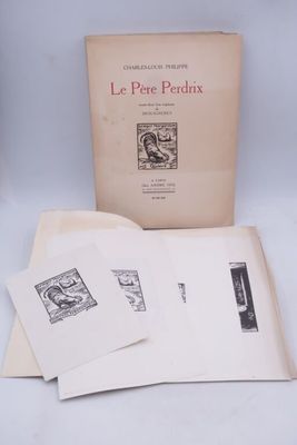 un livre ouvert posé sur une table, à côté d'une pile de papiers