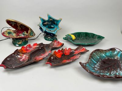 tout un tas de plats décoratifs disposés sur la table