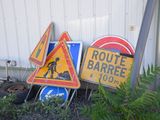 de nombreux panneaux de signalisation qui traînent dans l'herbe