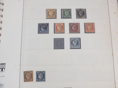 beaucoup de timbres sur les pages d'un livre