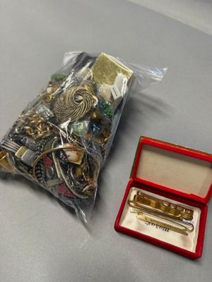 un sac contenant des bijoux en or et en argent posé sur une table