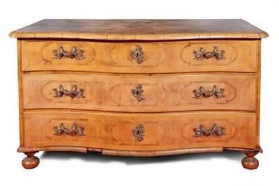 une commode en bois avec un plateau en marbre