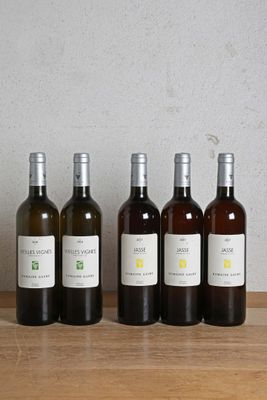 six bouteilles de vin sont alignées sur une table en bois