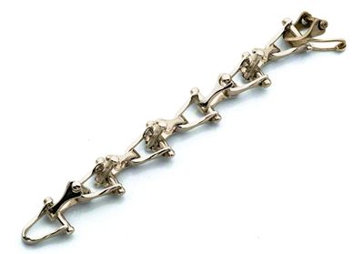 un bracelet en argent orné d'un bouquet de petites fleurs